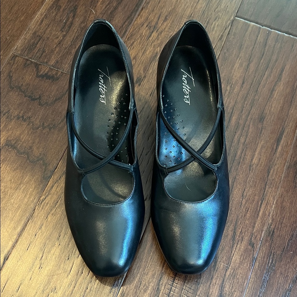 Trotters Black Leather Demi Pumps
